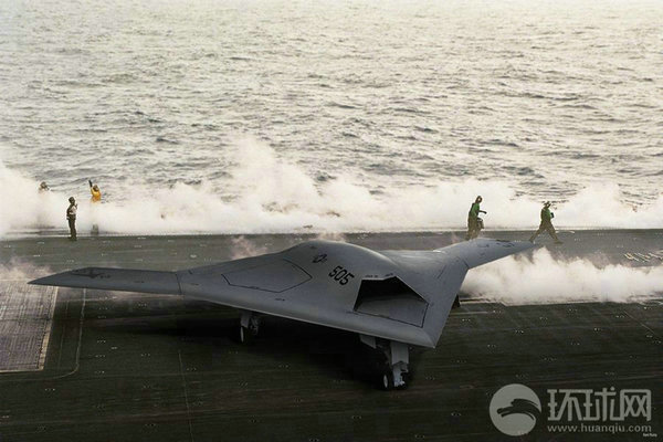 資料圖：X-47B無人機(jī)在林肯號(hào)航母上進(jìn)行系統(tǒng)連接測(cè)試。