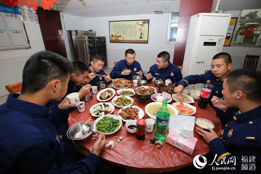 漳州消防救援支隊特勤一中隊吃年夜飯。