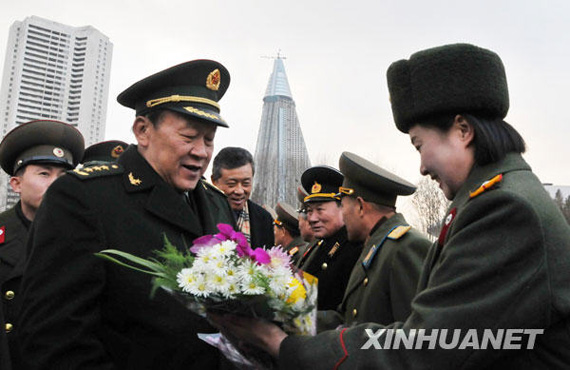 11月22日，中國國務委員兼國防部長梁光烈（左）在平壤祖國解放戰爭勝利紀念塔廣場接受獻花。新華社記者姚西蒙攝