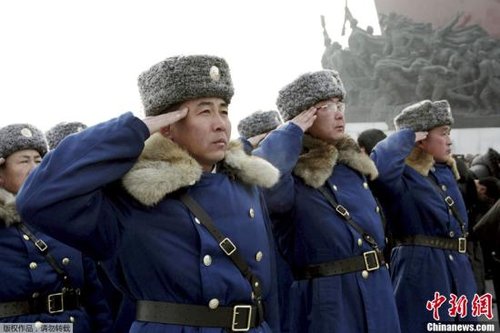 據朝中社報道，當地時間12月16日，朝鮮人民軍官兵、各階層人民和青少年學生前往萬壽臺，為朝鮮已故領導人金日成和金正日銅像獻花。據悉，12月17日是朝鮮已故最高領導人金正日逝世一周年紀念日。 