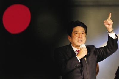 　　12月15日，日本自民黨總裁安倍晉三在東京街頭發(fā)表演講。當日是競選活動最后一天，日本國民議會選舉于12月16日拉開帷幕。圖/新華社