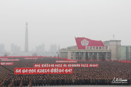 2013年2月14日，朝鮮在首都平壤的金日成廣場舉行了超過10萬人參加的平壤市軍民聯(lián)歡大會，慶祝第三次地下核試驗成功。攝影：人民網記者 王莉