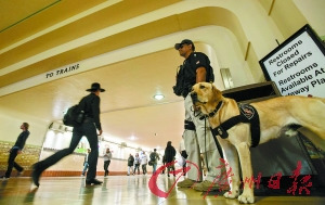 　15日，洛杉磯警方在市區聯合火車站警戒。