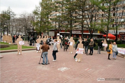 莫斯科市中心新普希金花園6日爆發“紙片人”集會，諷刺真實游行活動無意義