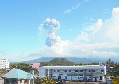 5月7日，菲律賓呂宋島東南部的馬榮火山發生噴發。據報道已造成5人死亡。