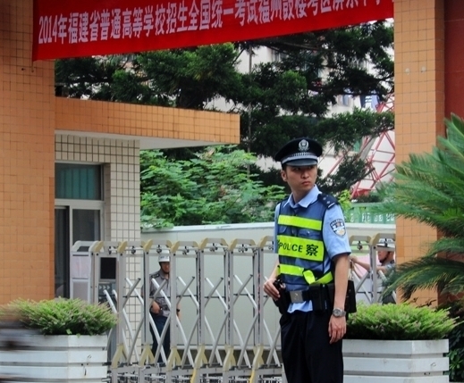 高考現場直擊：民警持槍護考 家長陪考