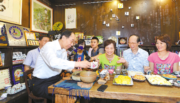 尤權走訪臺北社區與里長泡茶聊天 一縷茶香兩岸情緣