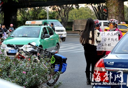 騎行者行乞多半是騙子:給我們一點(diǎn)錢 隨便他們說