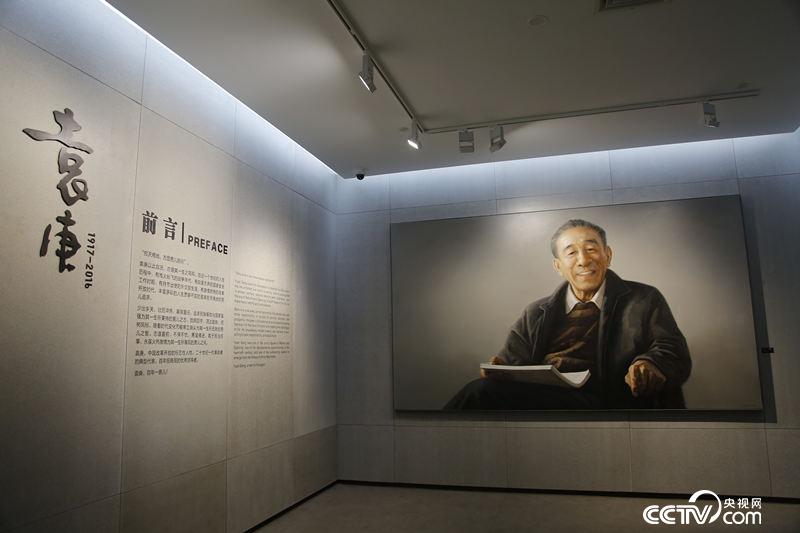 蛇口改革開放博物館展覽《袁庚》形象地展示袁庚同志追求解放、銳意改革、奉獻(xiàn)國(guó)家的頗有傳奇色彩的一生。