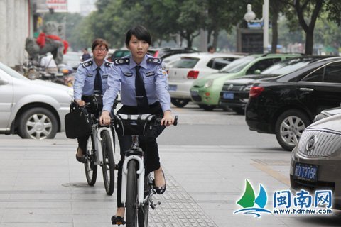 女子執(zhí)法中隊騎行巡邏