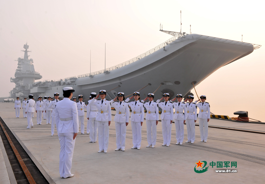 遼寧艦女艦員在進行隊列訓練。本網通訊員 張凱 攝